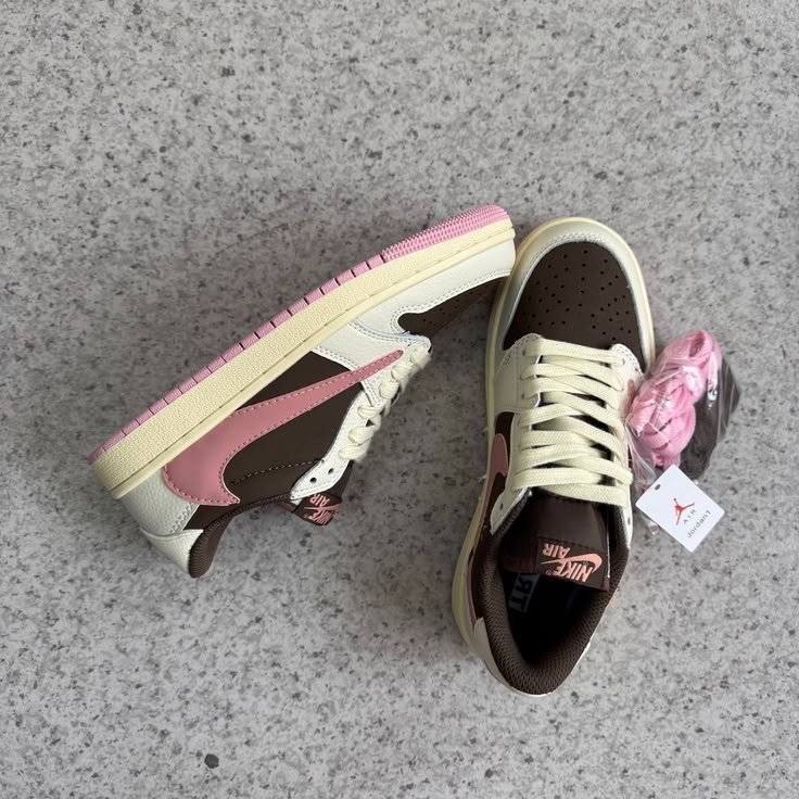 Nike dunk low pink travis scott