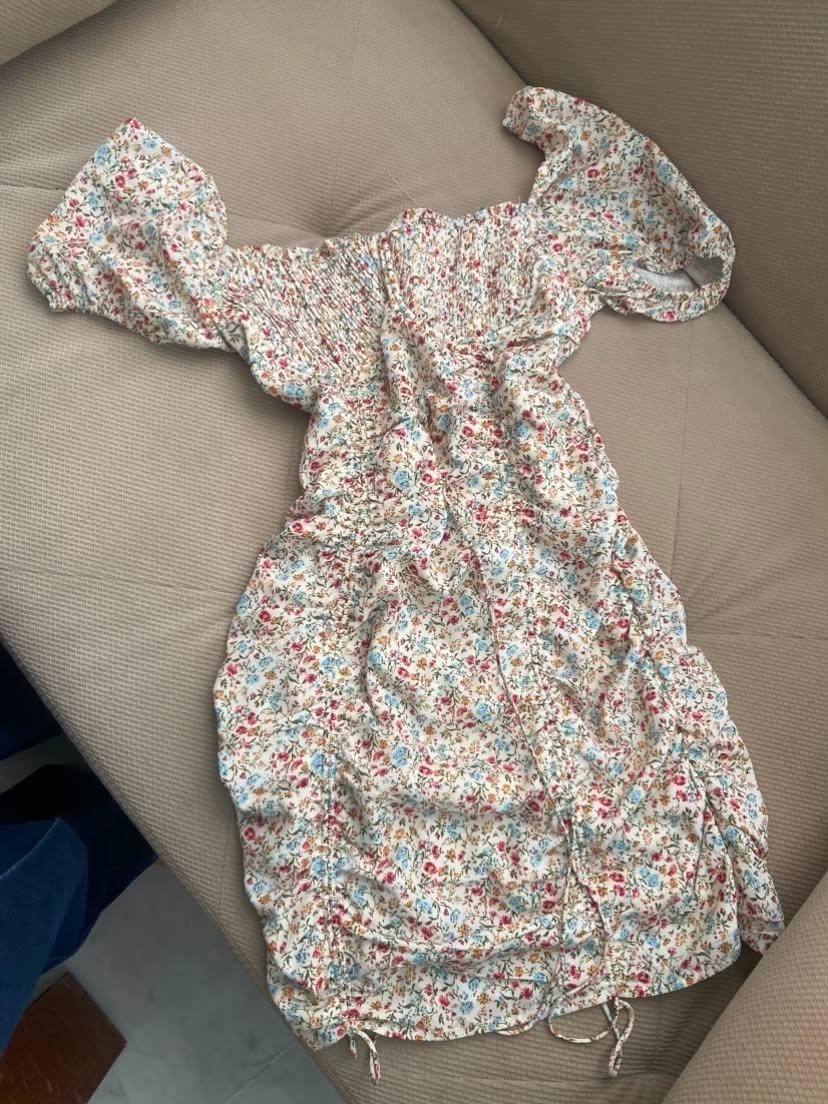 Robe fleurie blanche à manches bouffantes
