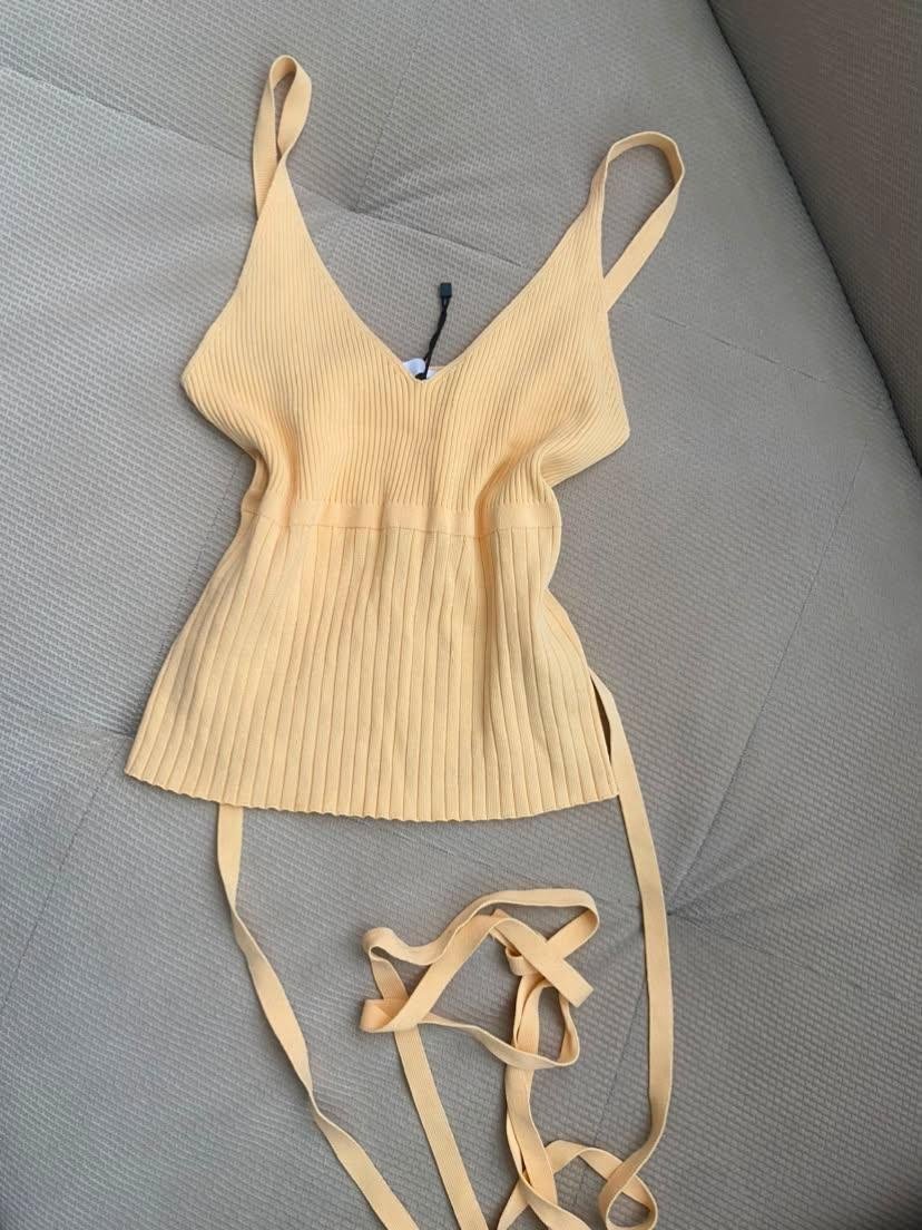 Top Zara en maille jaune pastel à nouer ( prix négociable )