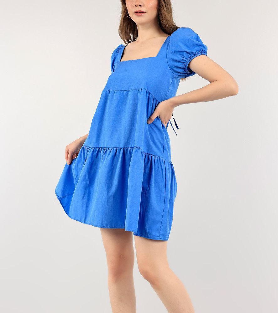 Une magnifique robe courte en bleu