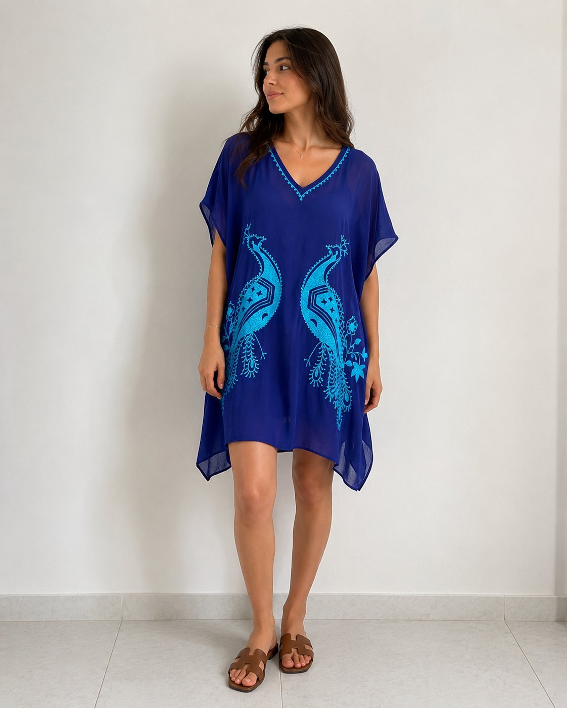 Pancho de plage fluide en voile léger bleu roi, coupe ample et confortable