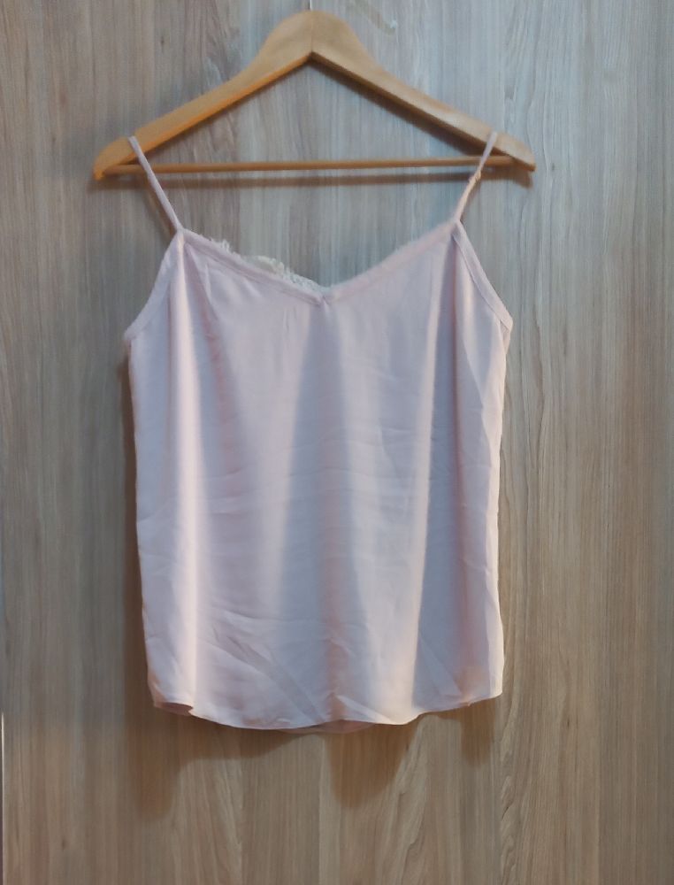 Top satiné rose pâle à bretelles fines de la marque rw&co