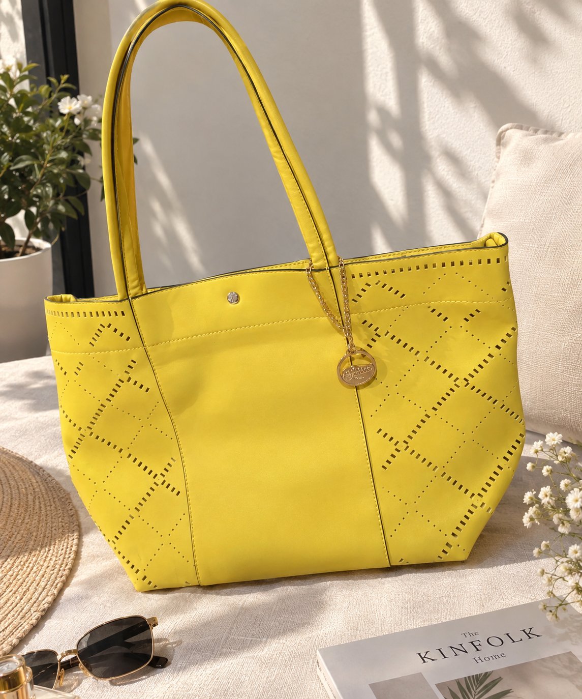 Sac jaune élégant et lumineux 💛 avec de jolies finitions perforées, parfait pour apporter une touche colorée et chic à vos looks. ✨ Spacieux et pratique, idéal pour le quotidien.
