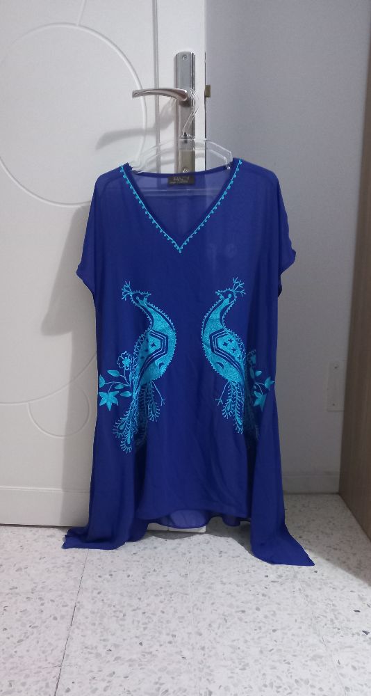 Belle cape bleue fluide avec broderies de paons turquoise
