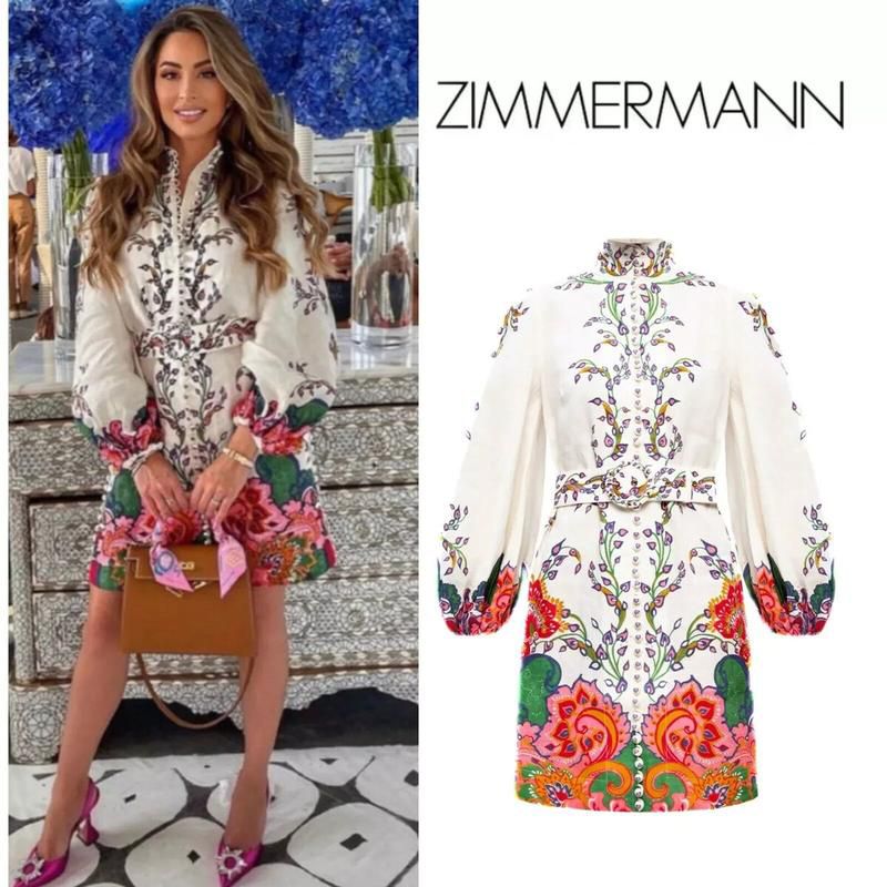 Robe blanche à imprimé floral coloré (rouge, rose, violet, vert) – très chic et féminine 💐