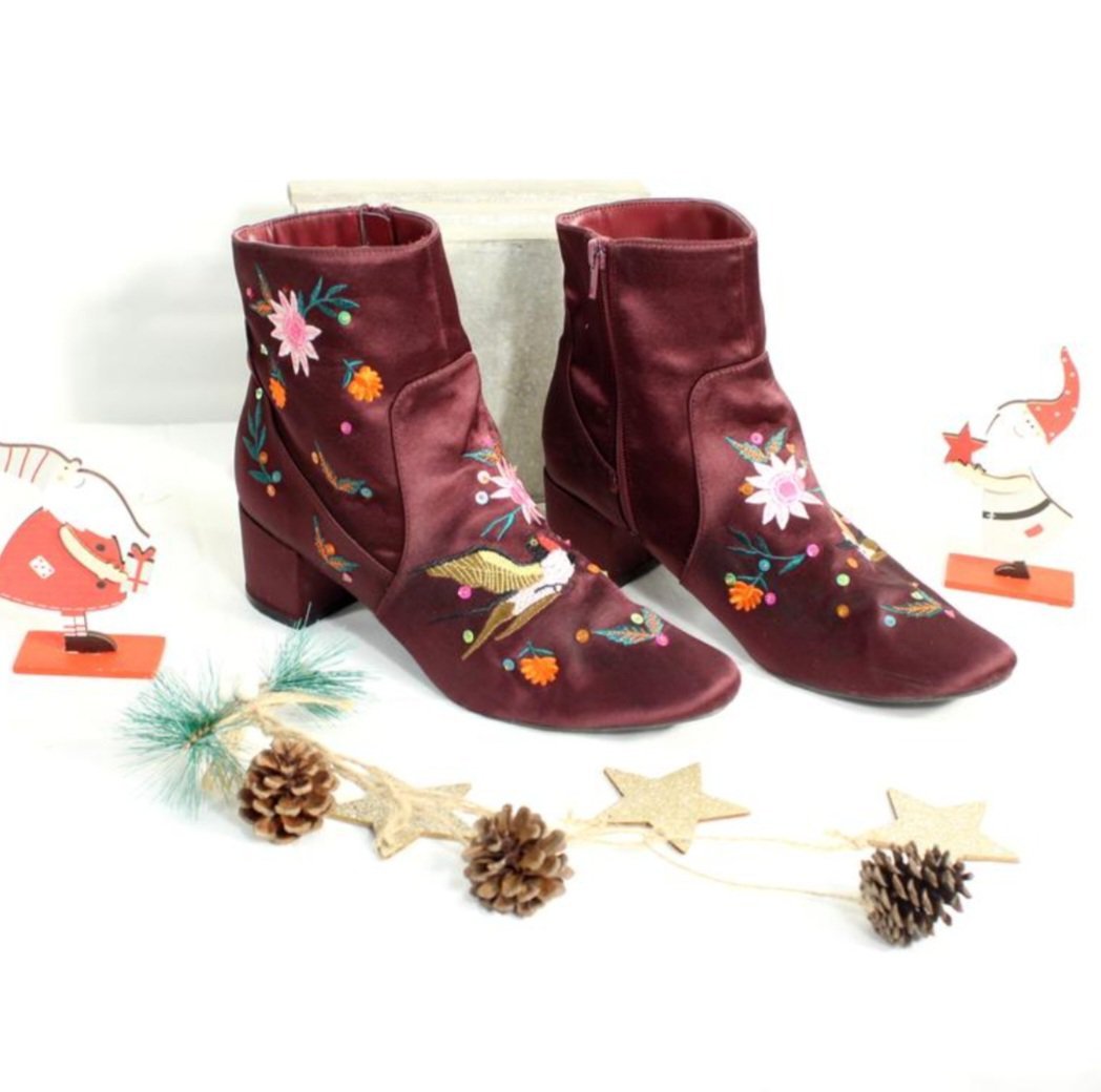 Bottines élégantes en tissu satiné , décorées de broderies florales et d’un motif oiseau. Talon carré moyen pour un bon confort, fermeture zippée sur le côté. Idéales pour la saison automne-hiver.