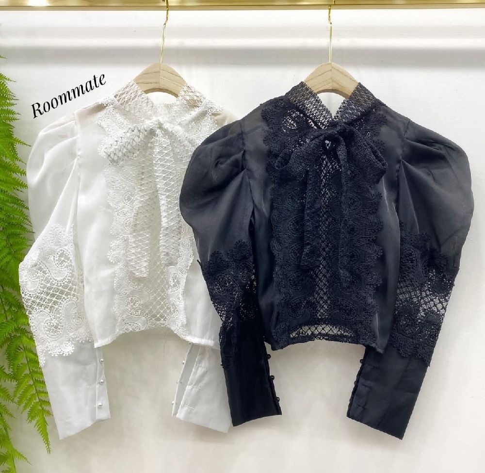 Liquette élégante avec détails en dentelle, manches bouffantes et nœud au col — disponible en blanc