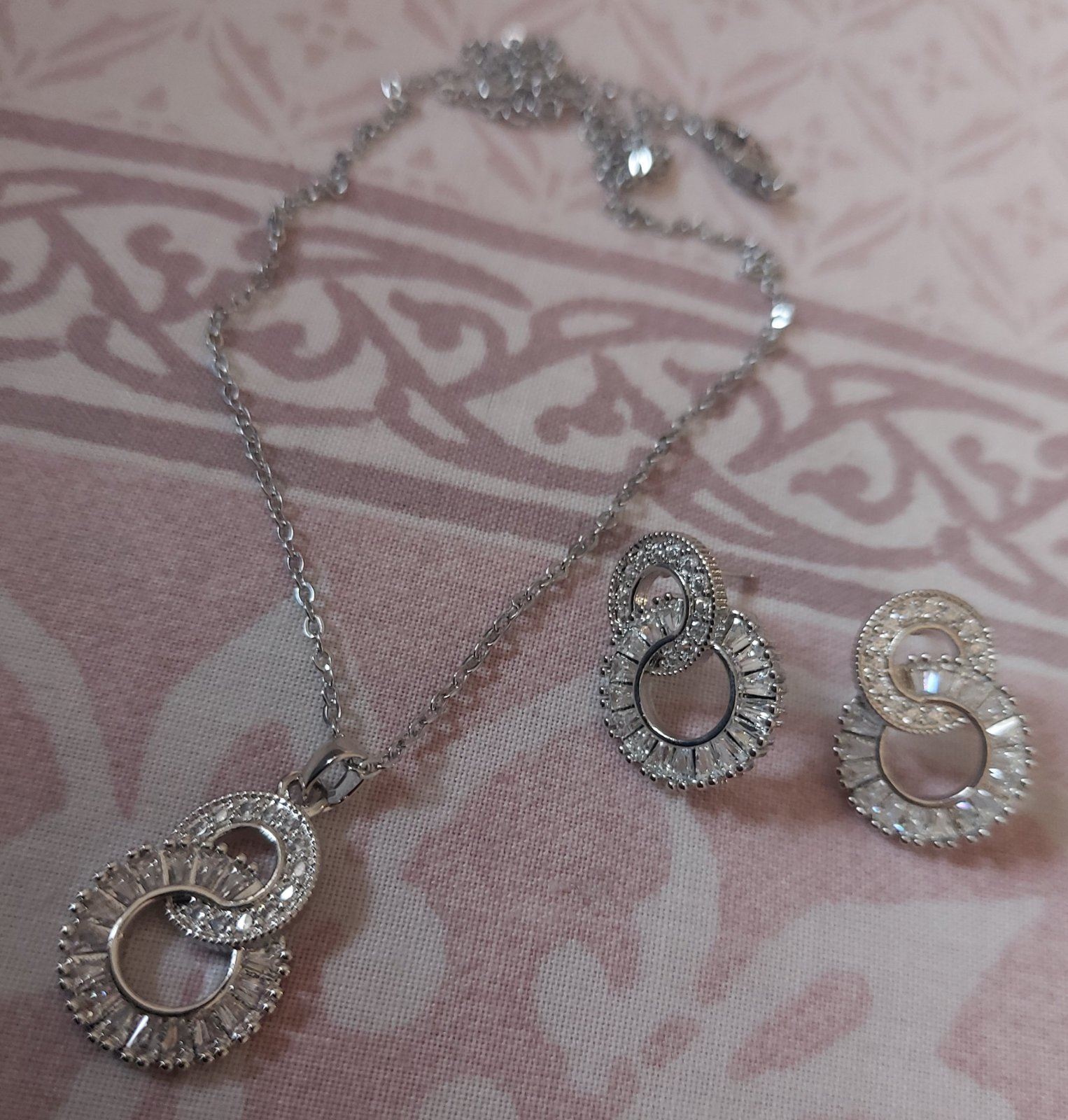Collier et boucles d'oreilles en zircone