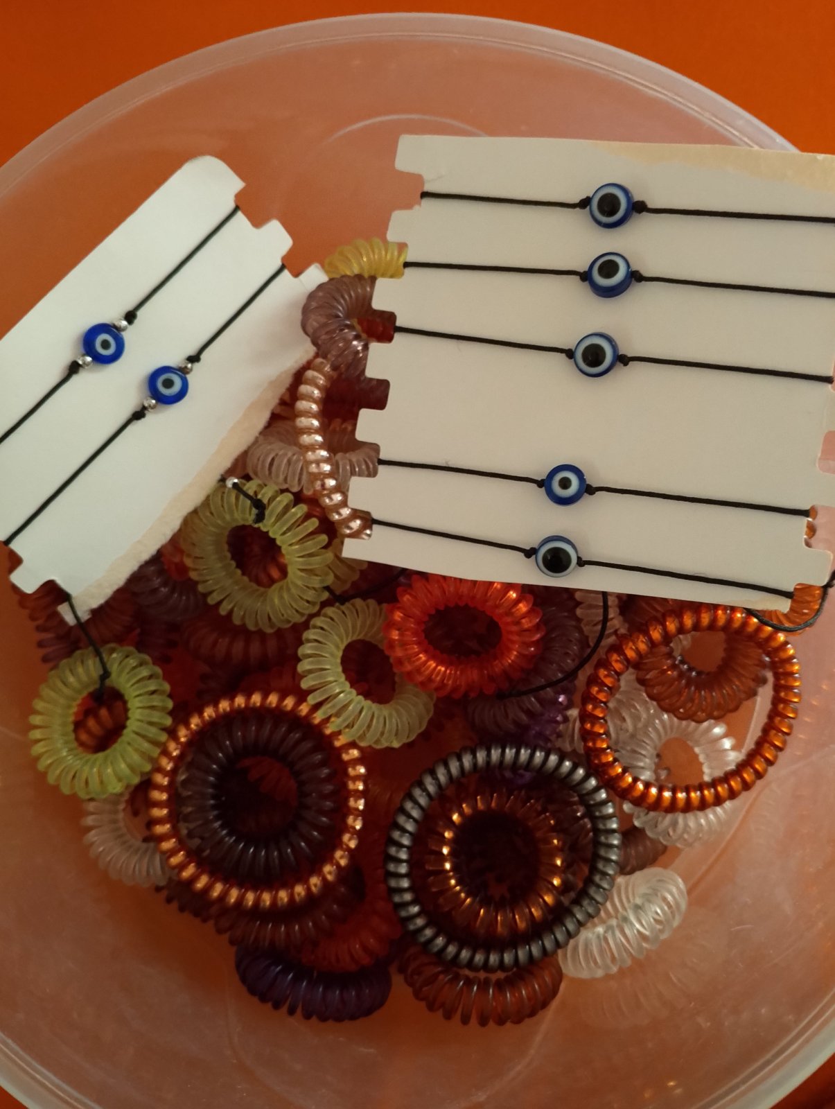 Lot de 89 bracelets