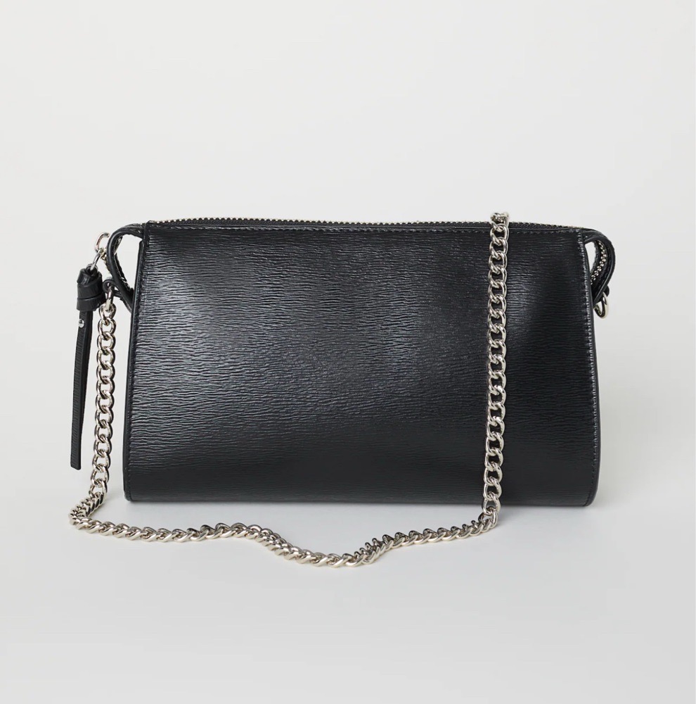 POCHETTE AVEC CHAÎNE EN MÉTAL
