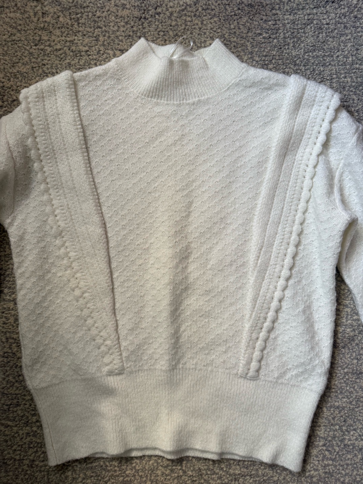 Pull blanc un peu avec col