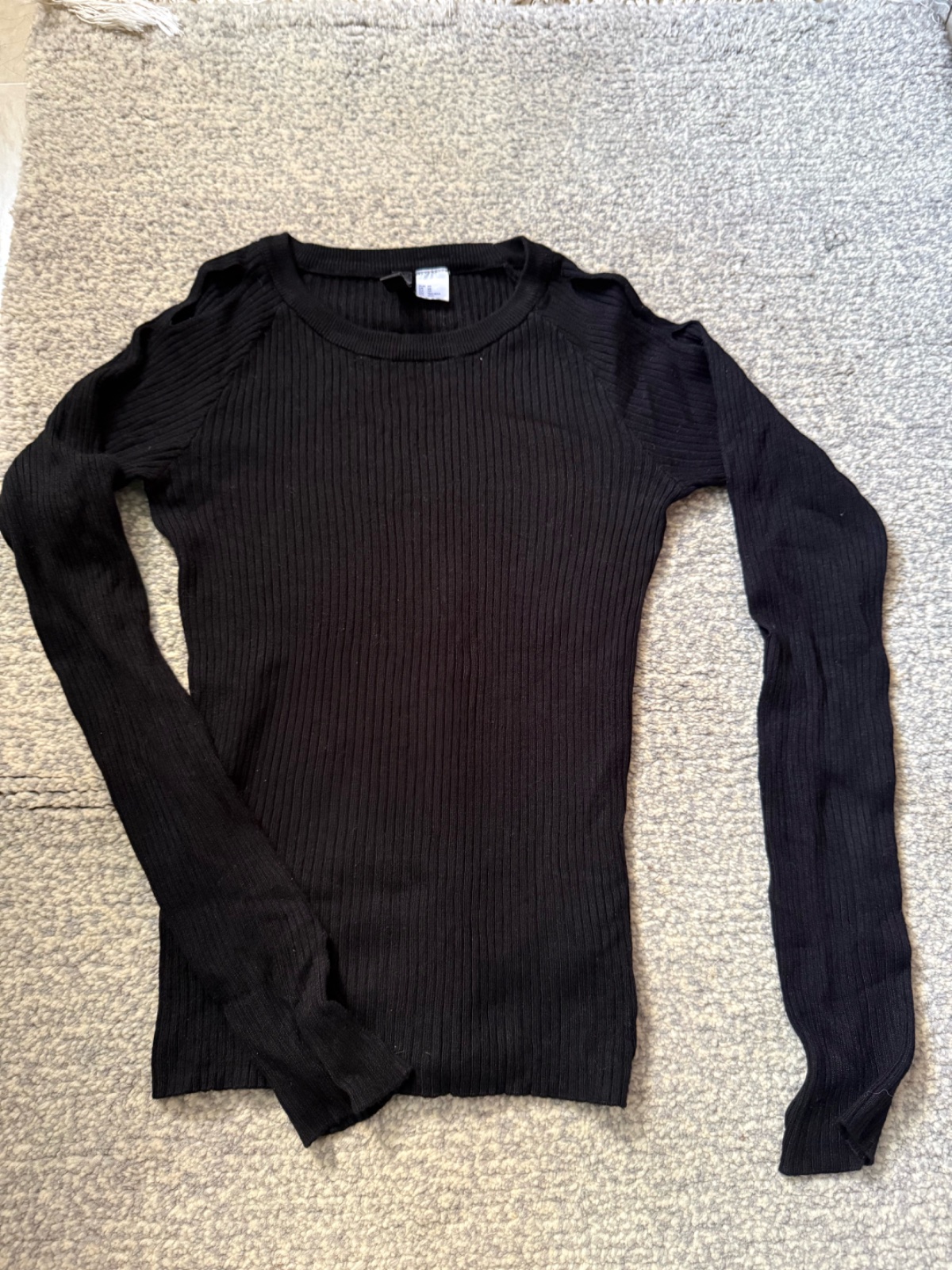 Pull noir basique avec manche ouverte