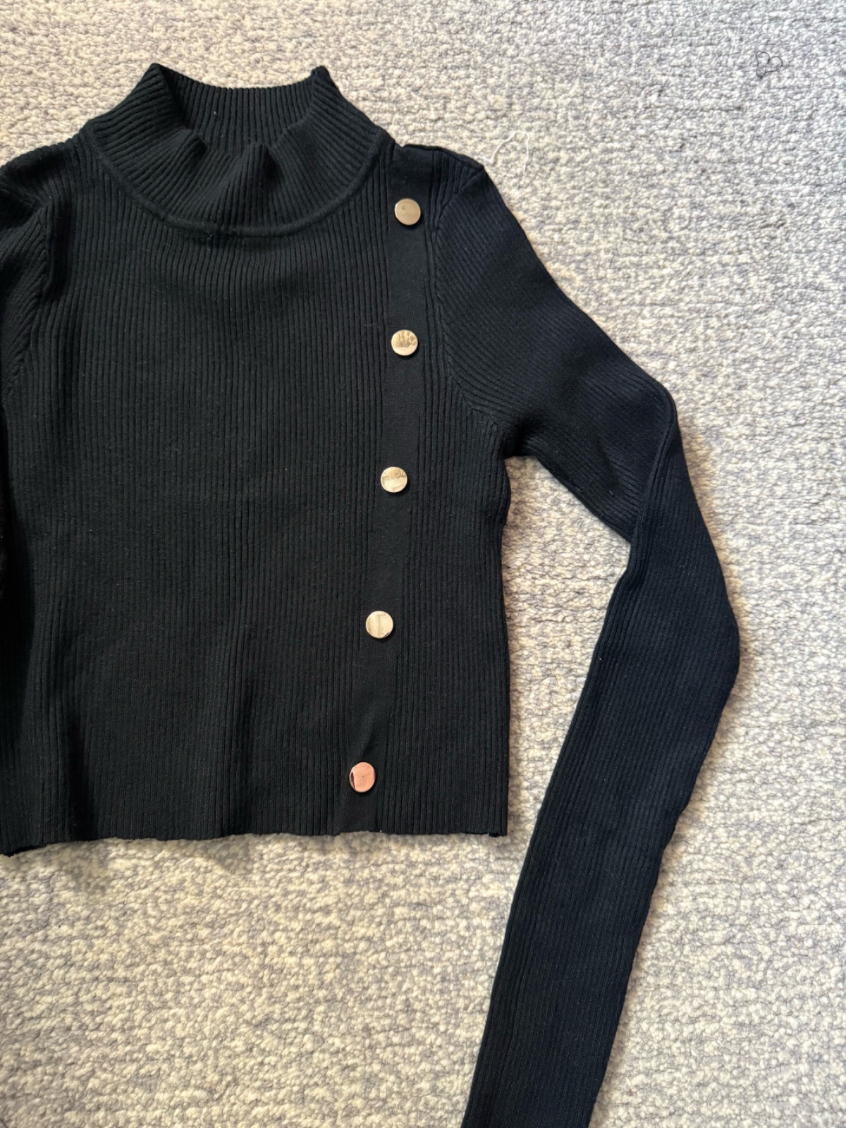 Pull noir avec boutons dorés court