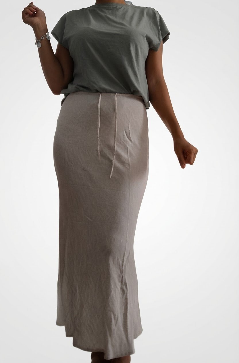 Jupe biege m3ah robe 9amraya zoz gris