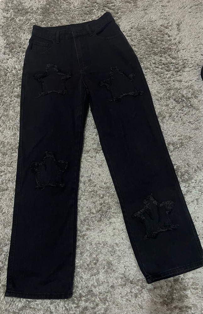    Pantalon noir décoré d'étoiles