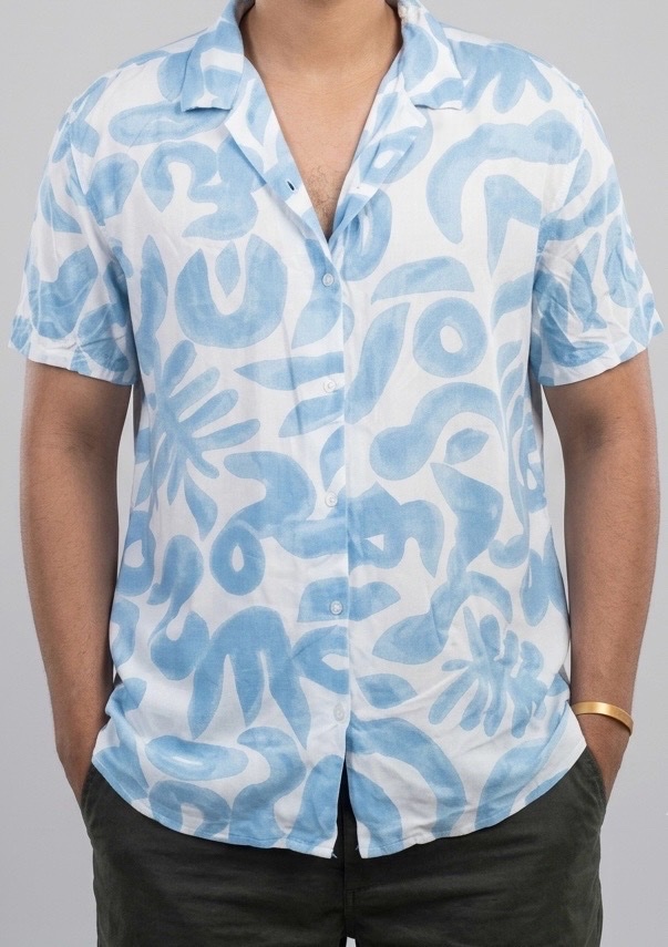 Chemise d'été fluide à motif abstrait bleu et blanc