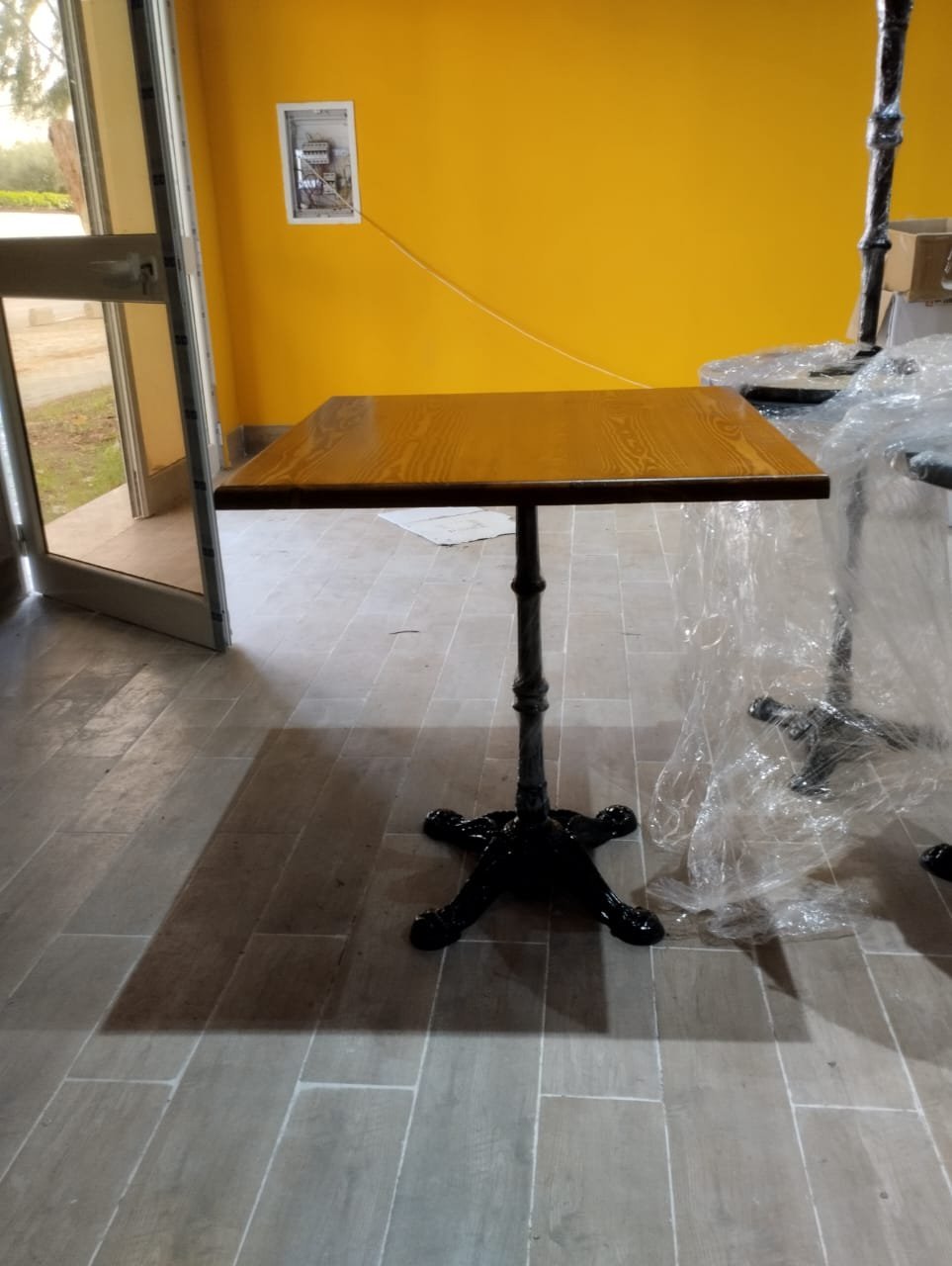 Tables pour cafes et restaurants 