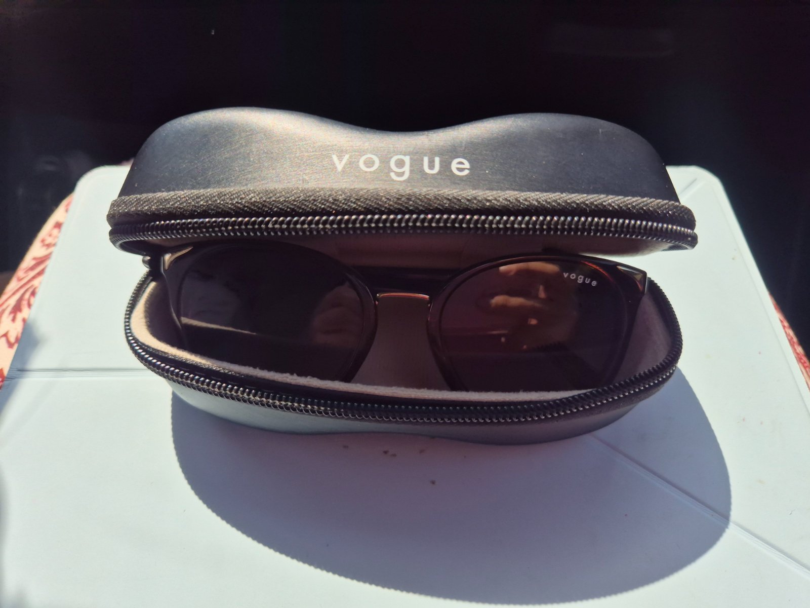 Lunettes de soleil élégantes  VOG 🕶️