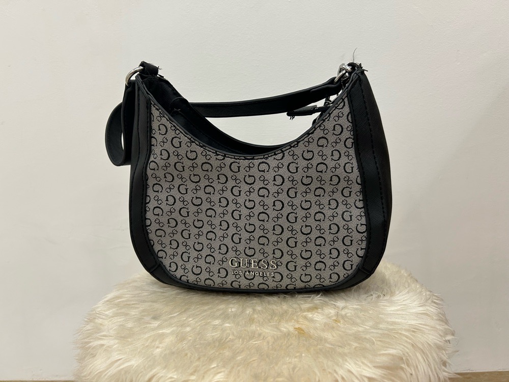 Petit sac guess authentique  tres peu porte 