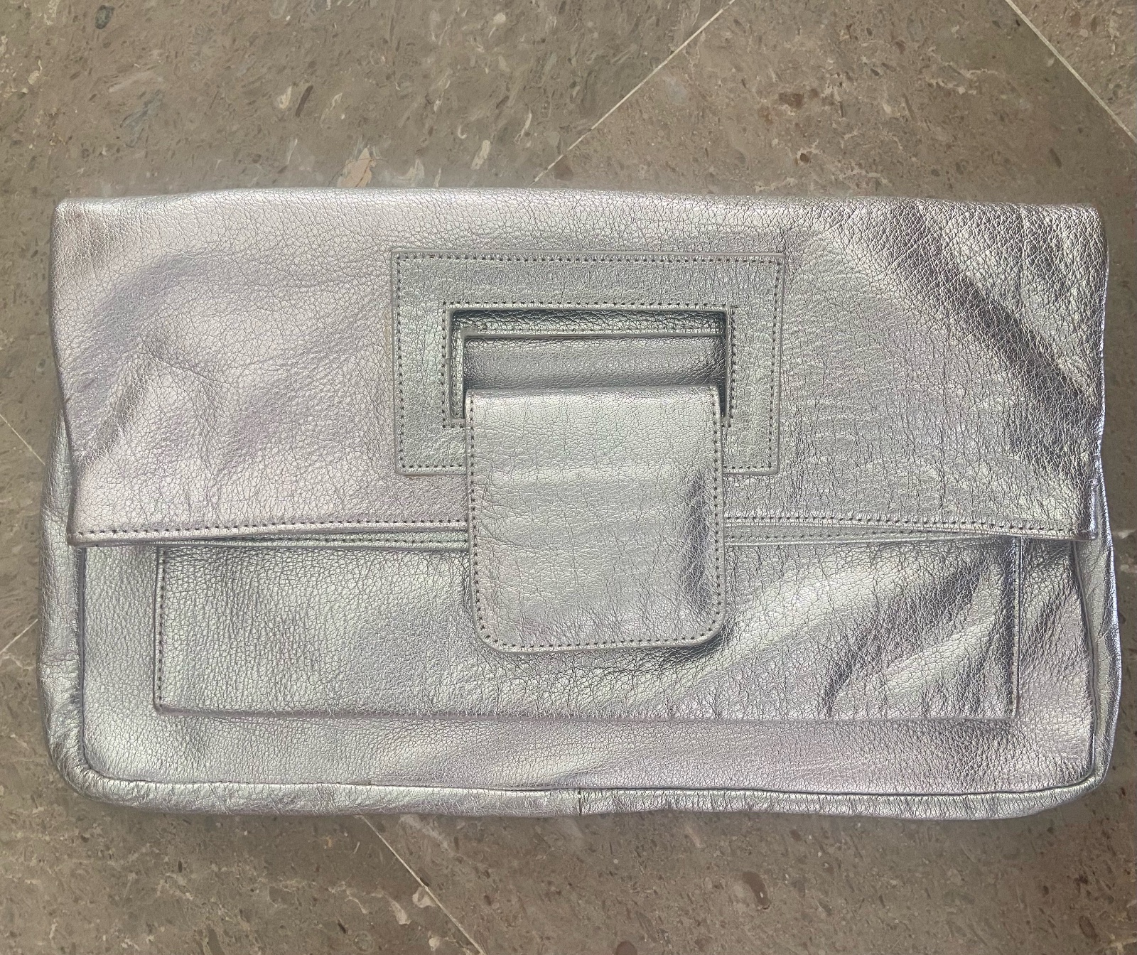 Sac pochette cuir argenté