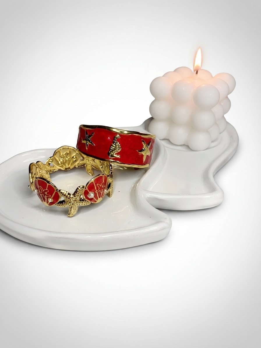 Bracelet d'orée avec des motifs rouge