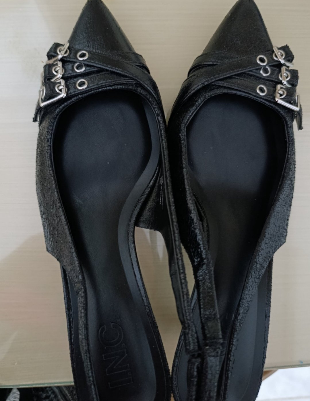 Escarpins noirs à brides INC