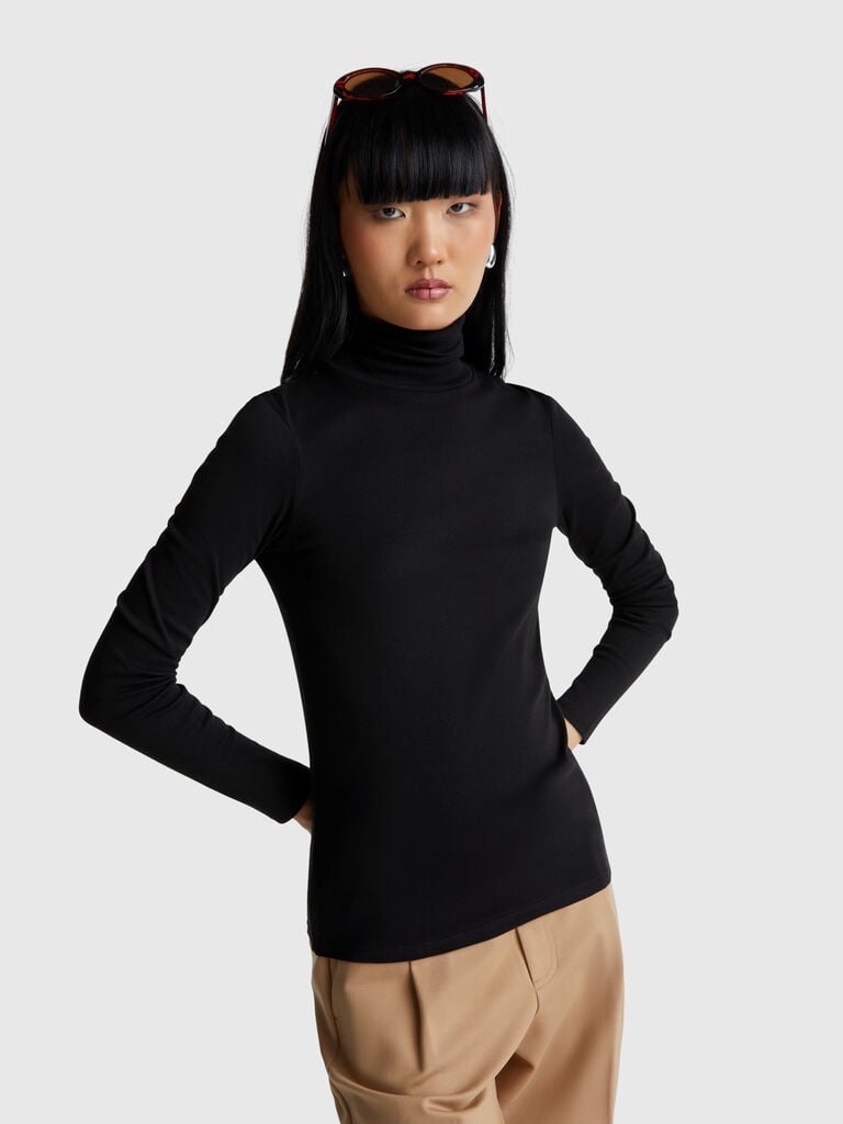 Brown high-waisted pleated trousers. 