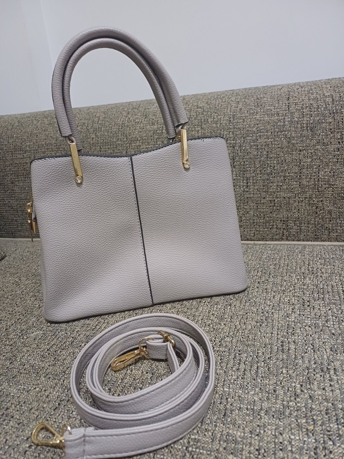 Sac gris-grege presque neuf