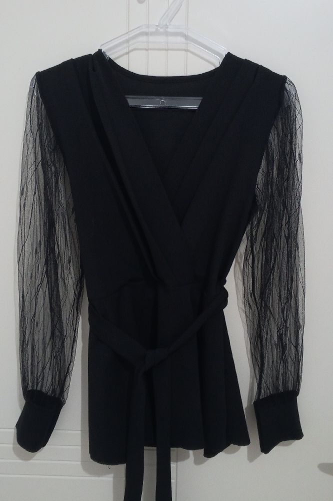 Blouse noire chic femme – Coupe portefeuille & manches transparentes en tulle