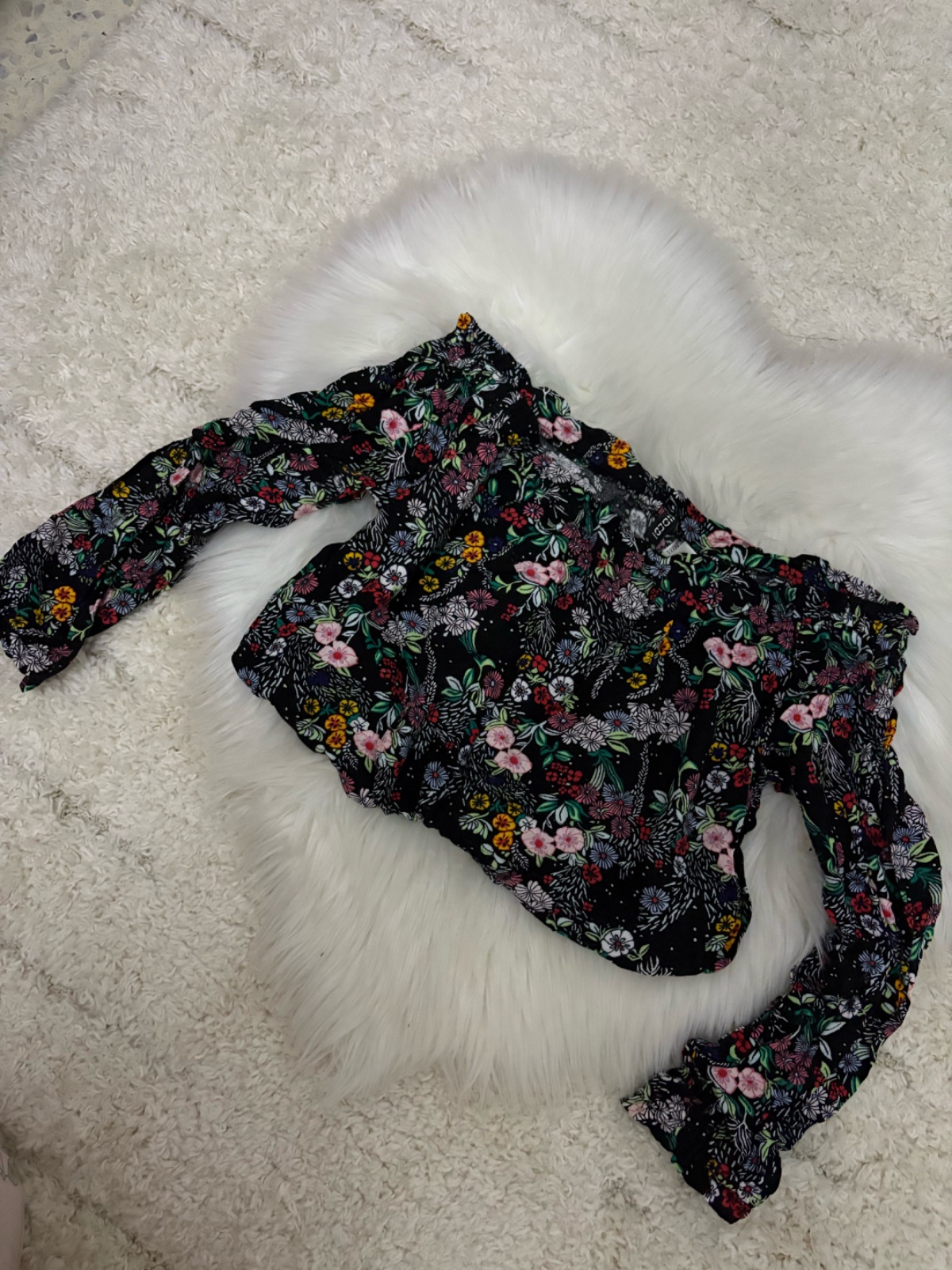 Blouse fleurie noire légère – Style chic et tendance 🌺