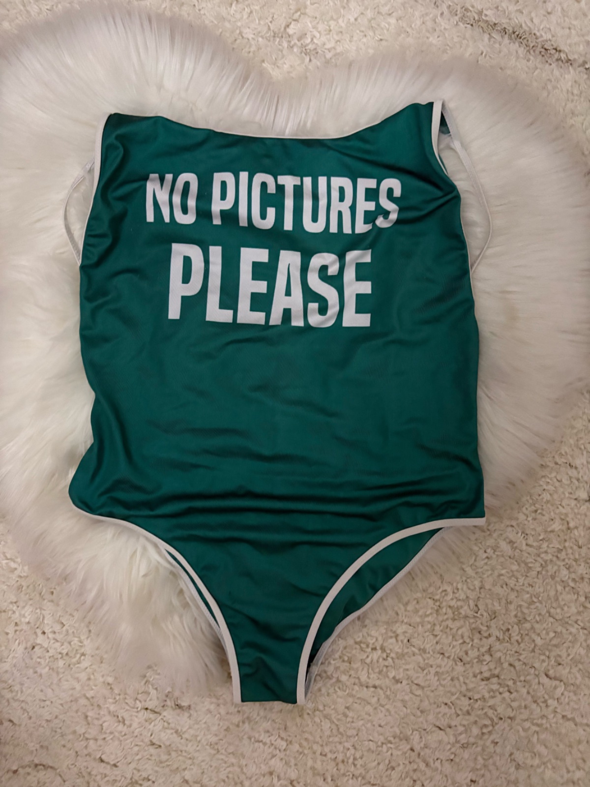 Maillot une pièce vert tendance “No Pictures Please” 🌴