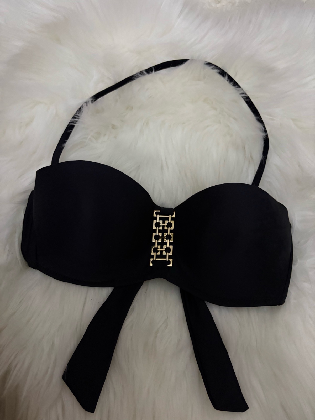 Haut de bikini noir élégant avec détail doré ✨