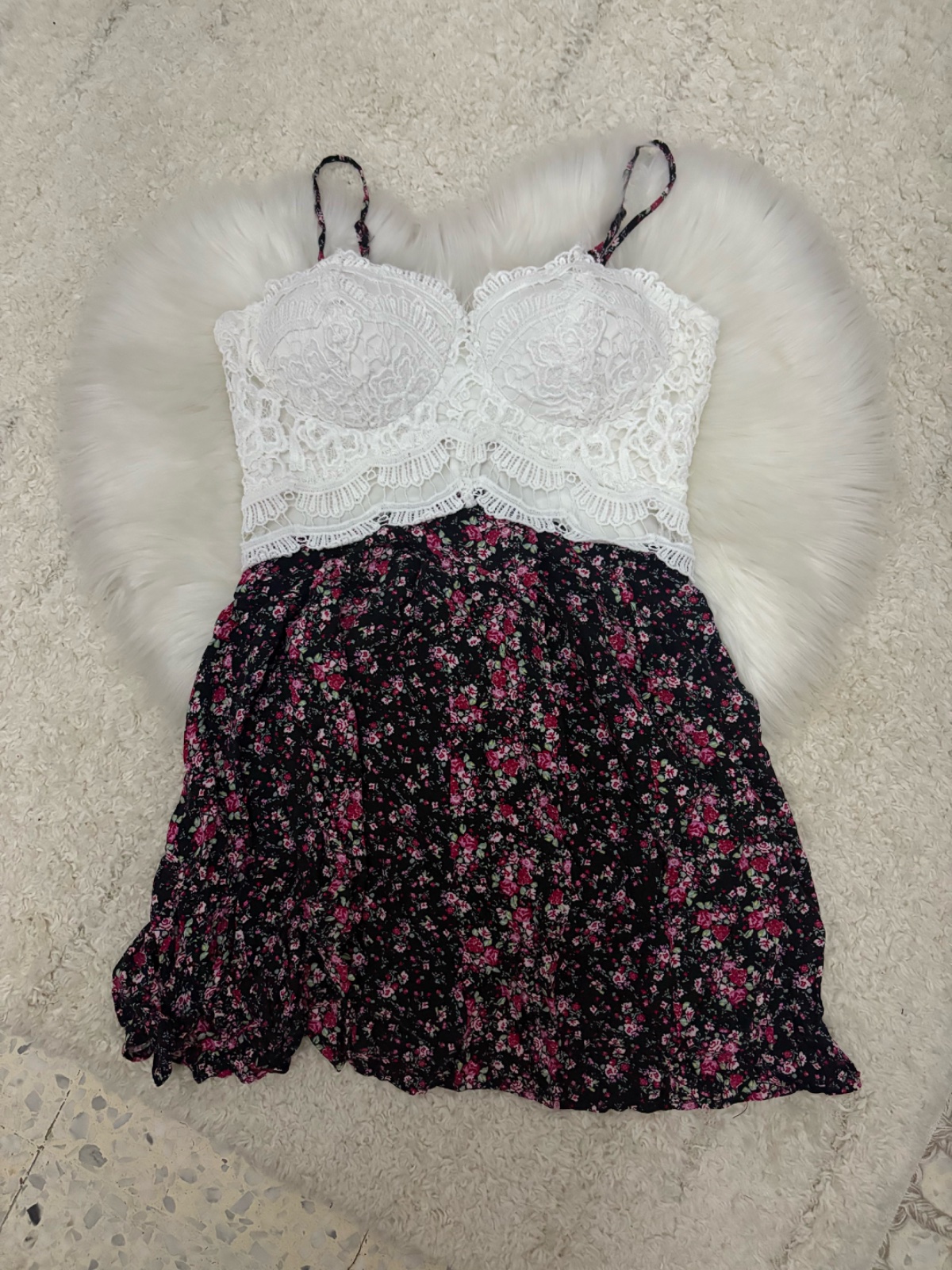 Robe fleurie chic avec dentelle blanche 🌸