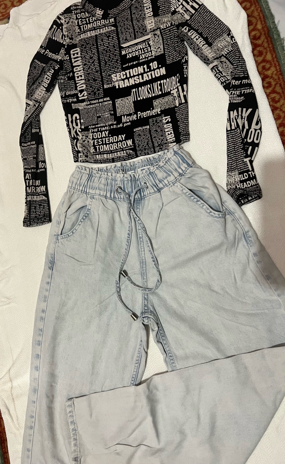 Jean + Pull de la marque BERSHKA taille jean xxs et pull pour 10-12 ans  