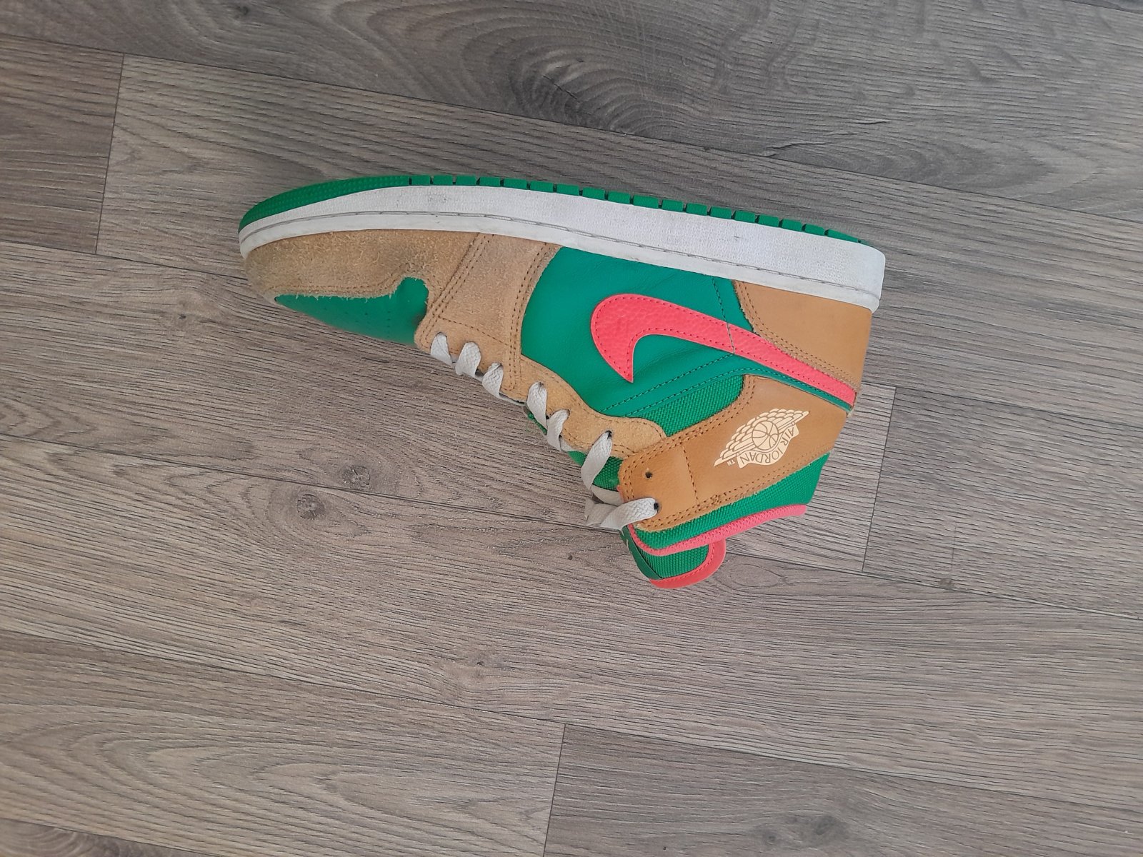 Jordan 1 Mid SE blé/pastèque