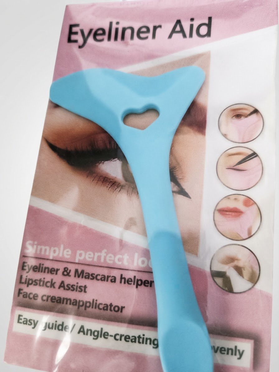 Eyeliner aid