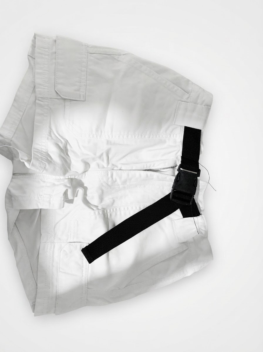 Short blanc avec ceinture 