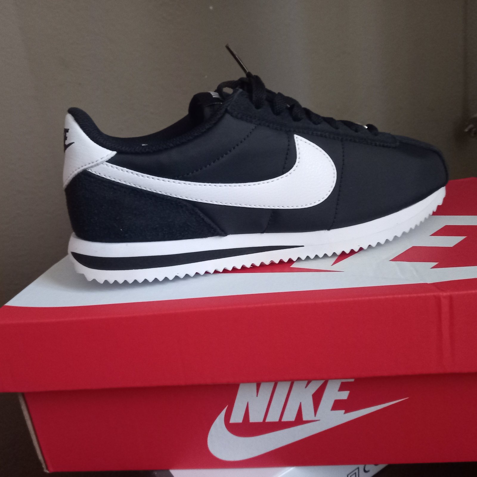 Nike Cortez à vendre Pointure 39 (convient parfaitement à un 38.5).  Article neuf, acheté en Allemagne.  Vente pour cause d’erreur de pointure.  Prix intéressant 