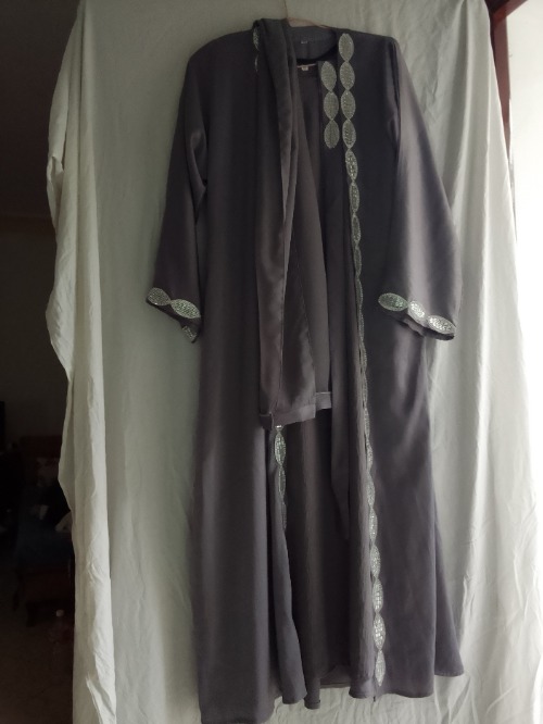 ✨ Abaya Élégante Grise – Détails Argentés ✨