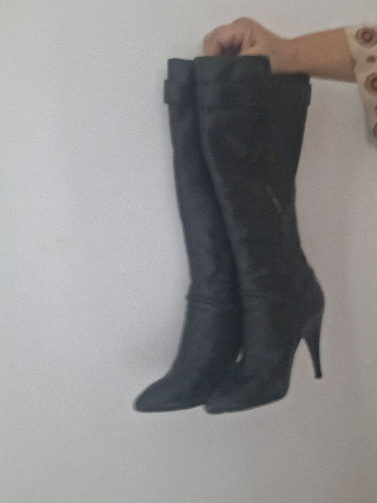 💦💦 Magnifiques  paire de Botte💥💥GUESS💥 en excellent acheté à 500dt état pointure 39