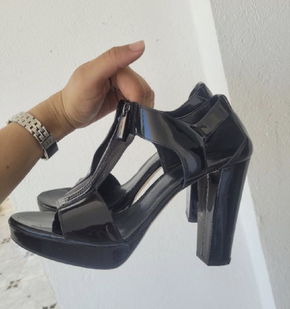 🌀🌀 je viiiide dressing Je vends faute de pointure  ces escarpins  en trés  bon etat Michael  Kors💥