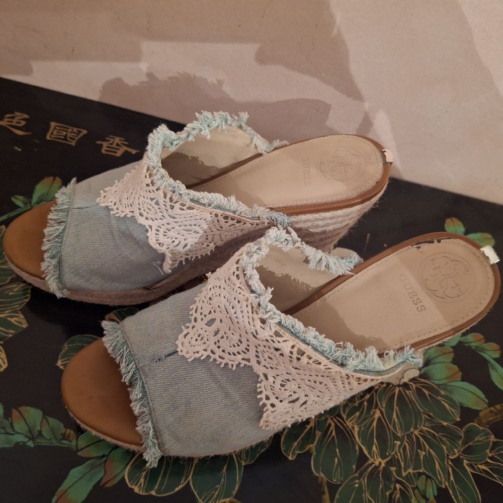 🌀🌀Jolies mules en jean compensés GUESS achetés a 150dt 