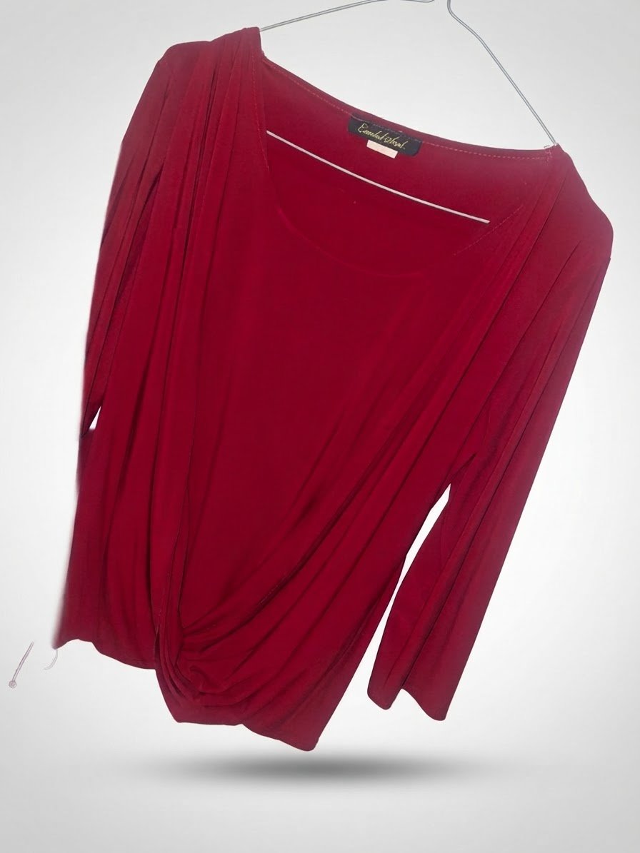 🫆🫆 Beau pull rouge  en parfait état 