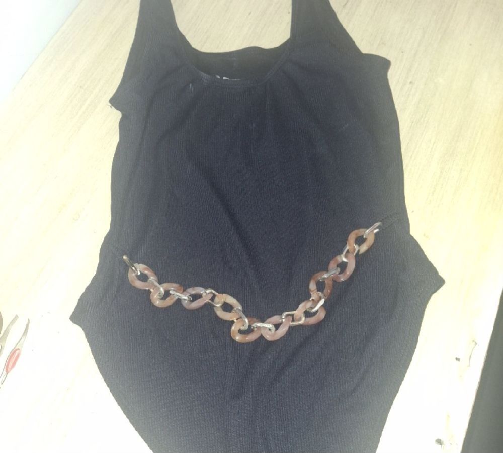 🌀🌀 je vide (Maillot/robe/ robe en excellent etat )..je baisse le prix..je vends le lot...Les sabots sont en cadeau 