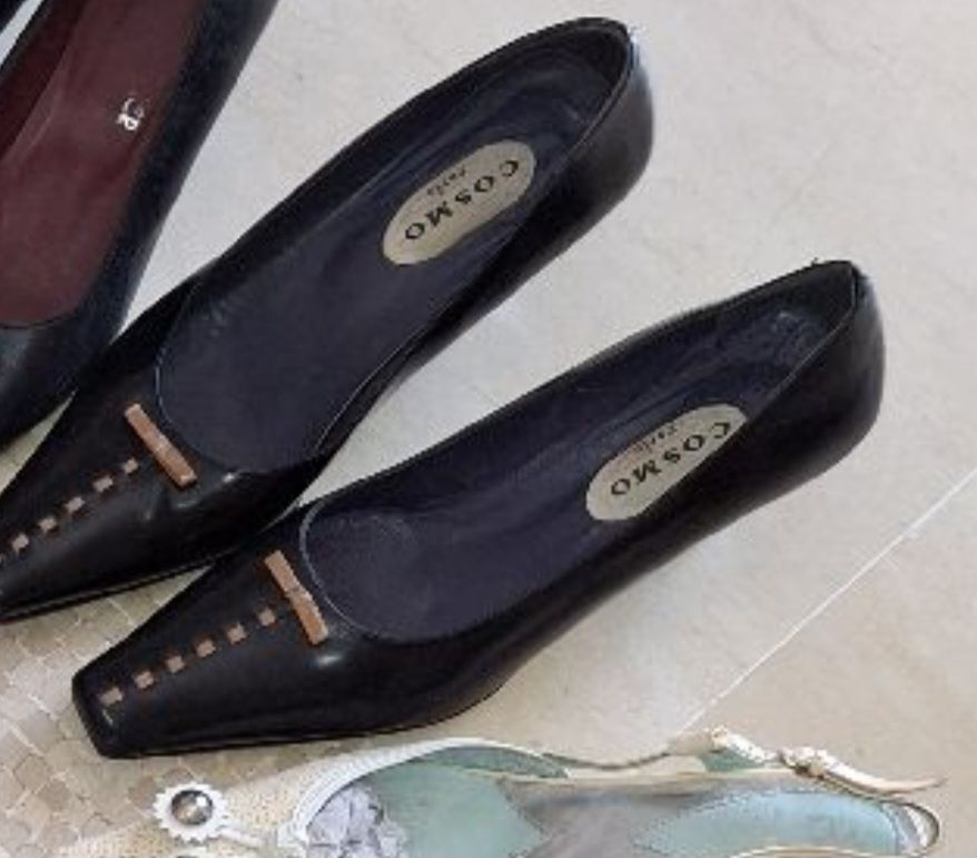 🫆🫆2 Escarpins a 25dt  les 2 paires....l’une de la paire noire et marron  a les talons a reparer...j’offre une autre paire((Marron)) avec ces 2 là...