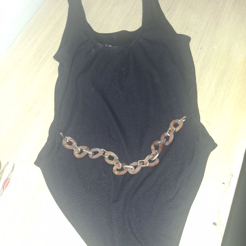 🌀🌀Magnifique  Maillot noir avec  ceinture collee a la taille 