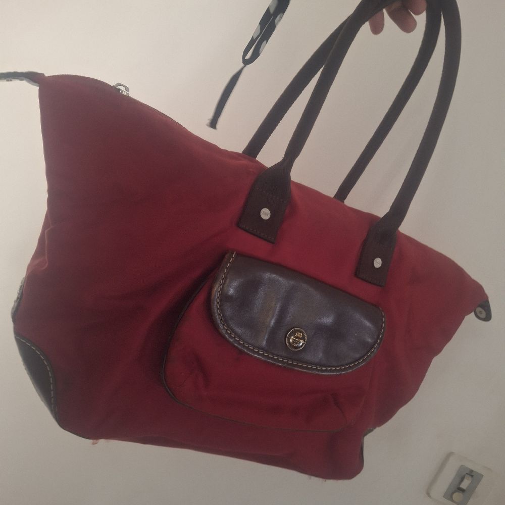 Vends sac LANCEL  Authentique avec des petites égratignures..qui se réparent. et la fermeture (voir photo)