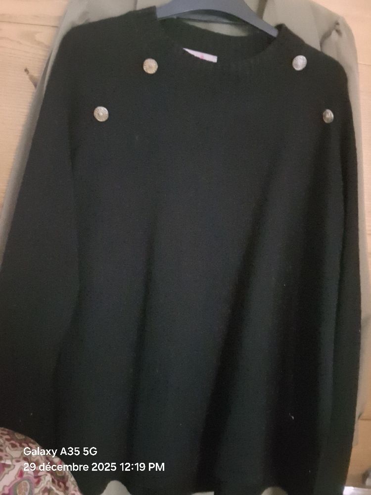Tres joli poncho  noir a bas prix
