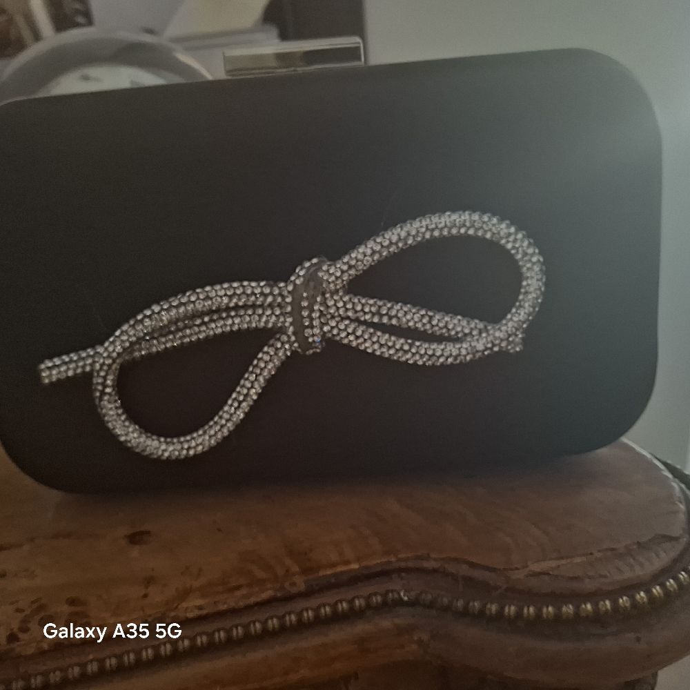 🌀🌀Jolie pochette  soirée neuve jamais portee, sauf qlques strass qui manquent derniere photo  