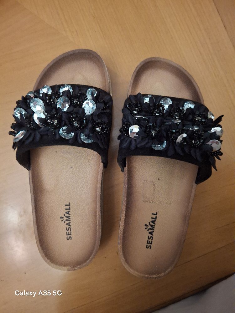 🌀🌀 jolies savates noirs importee d’italie, avec des strass 